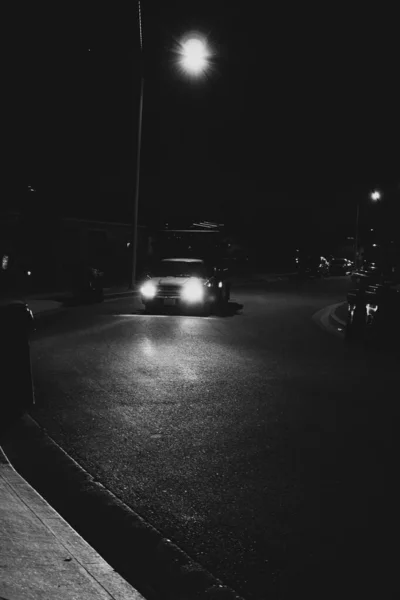 Çöp Kamyonu Sürüşü Bell Şehrinde Gece Geç Saatlerde Boş Bir — Stok fotoğraf