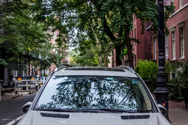 Uitzicht Bomen Boven Een Geparkeerde Auto Een Weg New York — Stockfoto