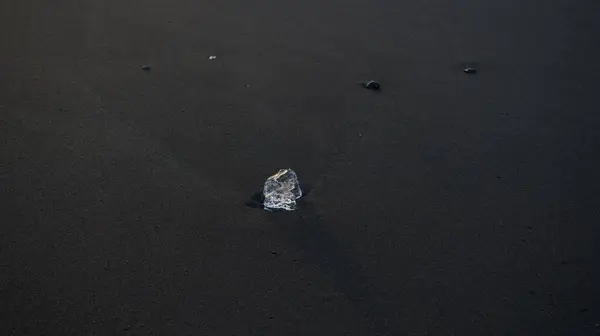 Μια Όμορφη Θέα Μιας Πέτρας Στη Μαύρη Άμμο — Φωτογραφία Αρχείου