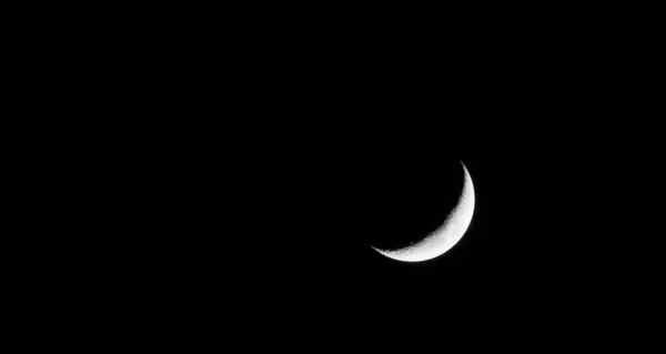 黑暗天空中的新月形 — 图库照片