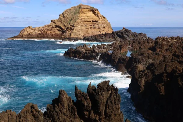Een Schilderachtig Uitzicht Kliffen Rondom Prachtige Rustige Zee Ponta Rosto — Stockfoto