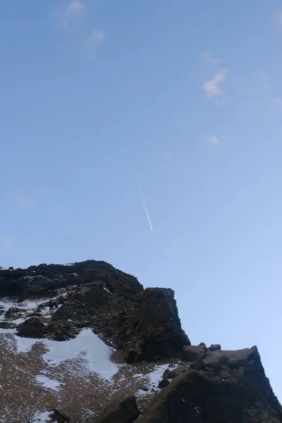 Vertikal Bild Det Vackra Snöiga Arnarstapi Berget Mot Blå Himmel — Stockfoto