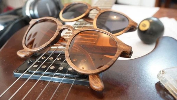 Closeup Shot Sunglasses Guitar — Stock Photo, Image