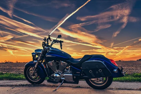Uma Moto Estacionada Durante Pôr Sol — Fotografia de Stock