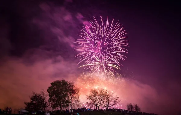 Belo Tiro Fogos Artifício Coloridos Explodindo Céu Noturno Sobre Heaton — Fotografia de Stock