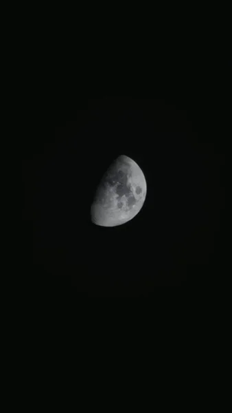 在漆黑的天空中垂直拍摄的月亮 完美的壁纸 — 图库照片