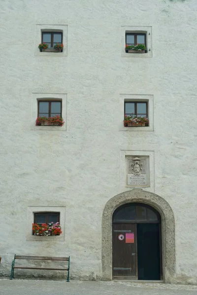 奥地利萨尔茨堡霍亨萨尔茨堡城墙的垂直拍摄 — 图库照片