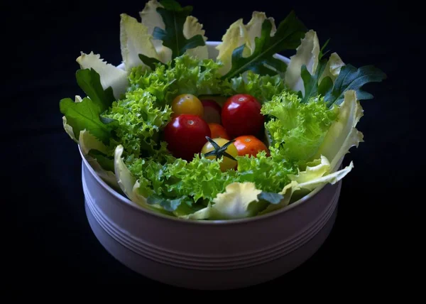 Gros Plan Mélange Salade Verte Avec Des Tomates Cerises Milieu — Photo