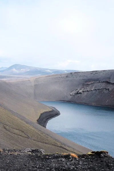 Una Toma Ángulo Alto Lago Rodeado Por Una Cordillera Estéril — Foto de Stock