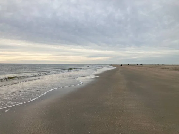 Гарний Вид Спокійні Океанічні Хвилі Розбиваються Пустельному Піщаному Пляжі Похмурий — стокове фото