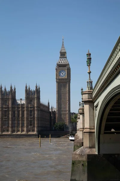 Uma Foto Vertical Palácio Westminster Tamisa Dia Ensolarado Londres Reino — Fotografia de Stock