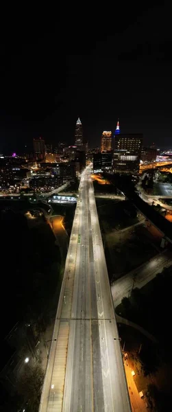 夜にはライトアップされた街路灯がシカゴへと続く高速道路の空中撮影 — ストック写真