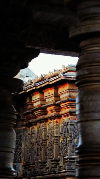 インドのソマナタプラにあるチェナケサヴァ寺院の壁や柱の垂直ショット — ストック写真