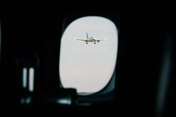 Beautiful Shot Airplane Flying Airport Visible Airplane Window — Stock Photo, Image