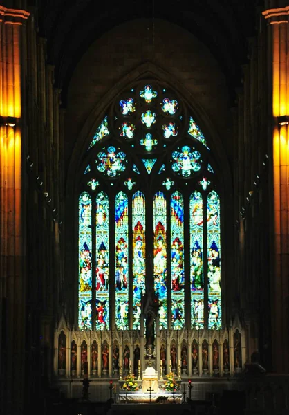 オーストラリアのシドニーにある聖マリア大聖堂のカラフルなガラスの垂直ショット — ストック写真