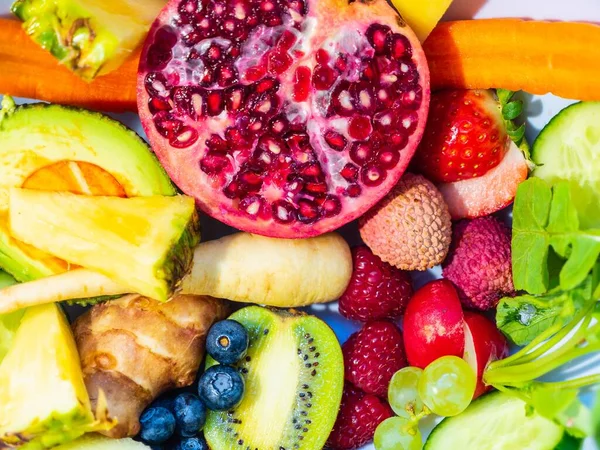 Bovenaanzicht Tropisch Fruit Granaatappel Aardbeien Sla Druiven Kiwi Met Vitaminen — Stockfoto