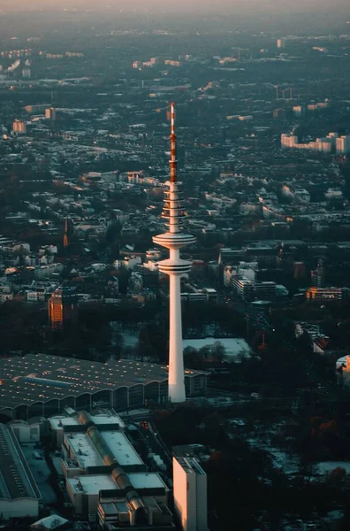 Ein Vertikaler Blick Auf Das Hamburger Stadtfernsehen — Stockfoto