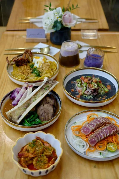 맛있는 필리핀 요리들 전시되어 기다란 식탁의 — 스톡 사진