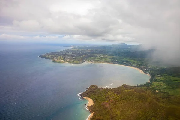 Een Drone Shot Van Groene Kust Een Zee Onder Bewolkte — Stockfoto