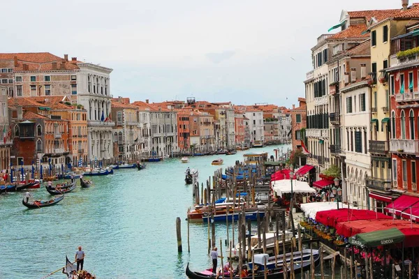 Kanał Otoczony Budynkami Wenecji — Zdjęcie stockowe