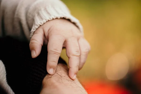 Närbild Det Nyfödda Barnets Hand Fars Hand — Stockfoto