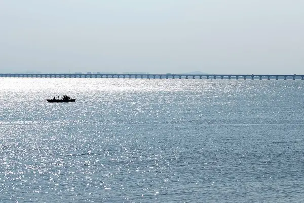 Красивый Вид Лодку Море Мостом Заднем Плане — стоковое фото