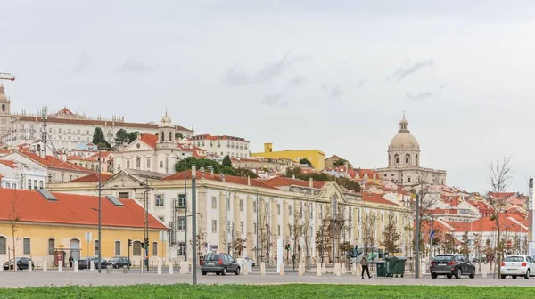 ポルトガル リスボンのアルファマ地区の歴史的建造物の風景 — ストック写真