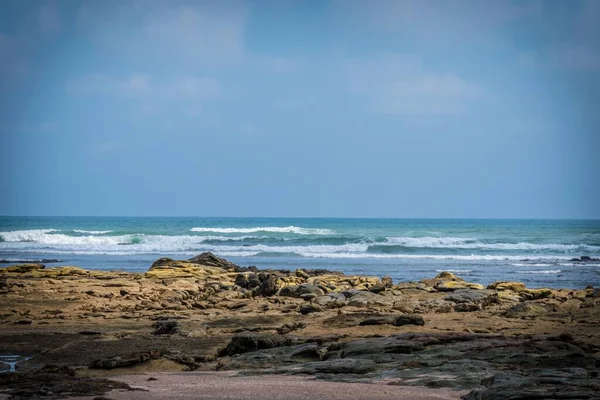Una Vista Panorámica Una Playa Rocosa Contra Las Olas Azules — Foto de Stock