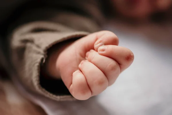 Ένα Κοντινό Πλάνο Του Μικρού Χεριού Του Νεογέννητου Μωρού — Φωτογραφία Αρχείου