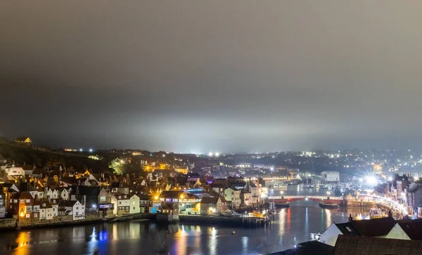 Вид Воздуха Освещенную Гавань Уитби Туманным Вечером Йоркшире Англия — стоковое фото