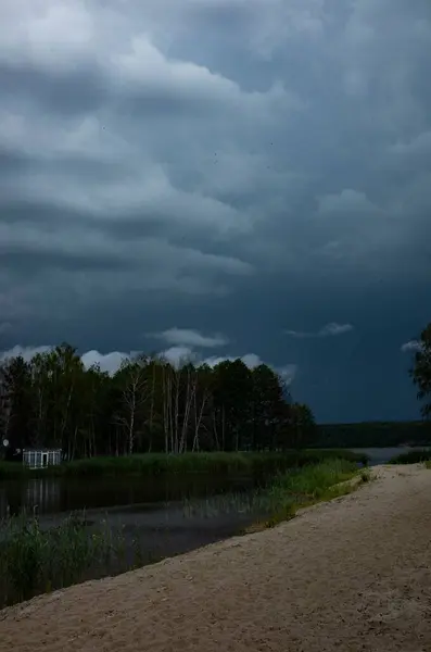 Вертикальный Вид Озеро Мрачный Облачный День — стоковое фото