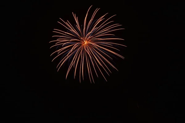 Een Prachtig Shot Van Exploderende Kleurrijke Vuurwerk Een Zwarte Nacht — Stockfoto