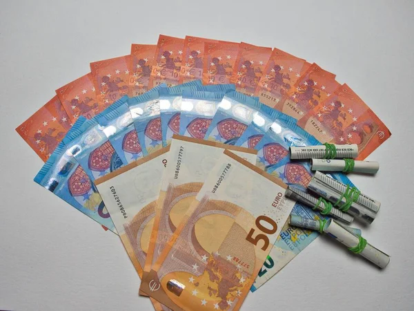 Dez Vinte Cinquenta Notas Euro Num Semicírculo Com Pequenos Rolos — Fotografia de Stock