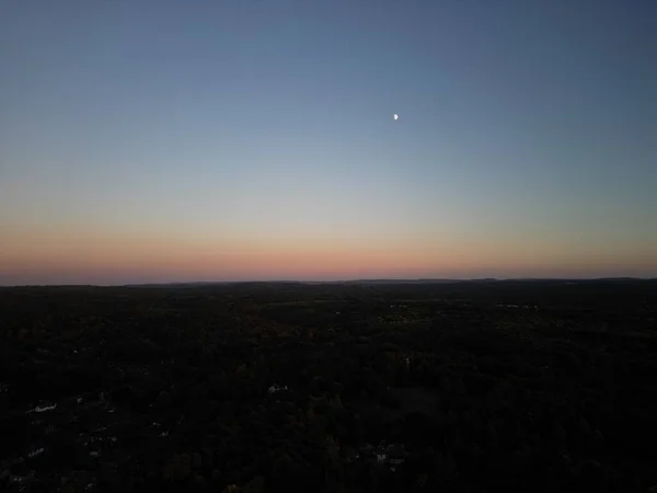 Ein Bild Eines Sonnenuntergangs Aus Der Dunklen Stadt Unter Blauem — Stockfoto