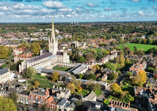 Norwich 'in Norfolk, İngiltere' deki ünlü katedrali ile hava manzarası.