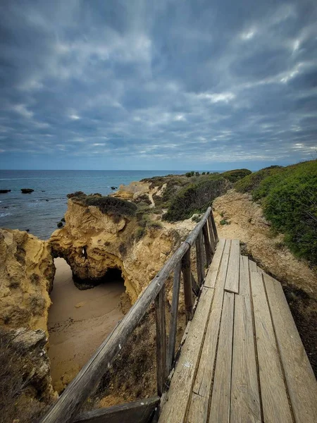 葡萄牙阿尔布费拉的圣拉斐尔岩石海岸的垂直照片 — 图库照片