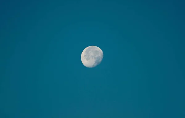 Luna Cielo Azul Claro —  Fotos de Stock
