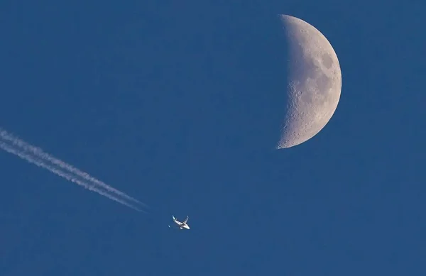 Letadlo Letící Před Měsícem Proudovou Trasou Ním — Stock fotografie