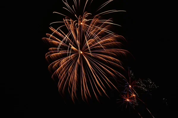Μια Όμορφη Βολή Από Εκρηκτικά Πολύχρωμα Πυροτεχνήματα Ένα Μαύρο Νυχτερινό — Φωτογραφία Αρχείου