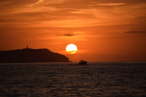 Ein Malerischer Blick Auf Meereswellen Die Den Wunderschönen Sonnenuntergang Widerspiegeln — Stockfoto