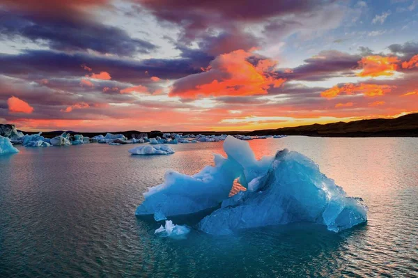 Eine Landschaft Aus Eisbergen Die Auf Dem Jokulsarlon See Schwimmt — Stockfoto