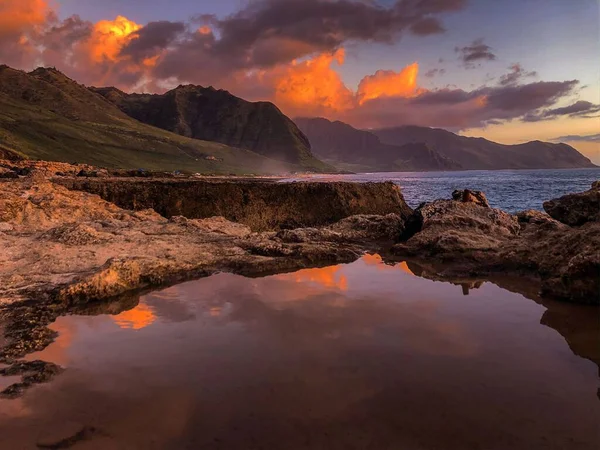 Kayalık Kayalıklarla Deniz Kıyısında Güzel Sakin Bir Gün Batımı — Stok fotoğraf