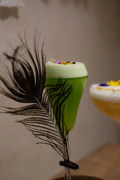 Een Chique Cocktaildrank Met Veren Tafel — Stockfoto