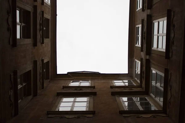 Nízký Úhel Záběru Staré Budovy Vnitřním Dvorem Proti Zatažené Obloze — Stock fotografie