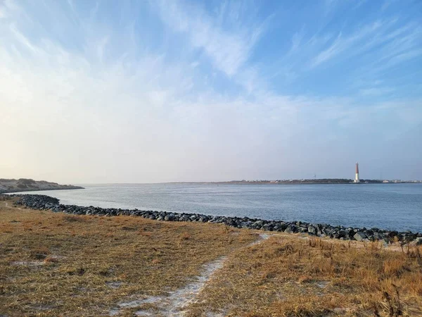 青い空を背景に灯台付きの海の風景 — ストック写真