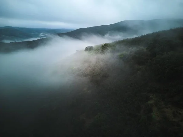 ポルトガルの霧のSerra Caldeirao山脈の空中ショット — ストック写真