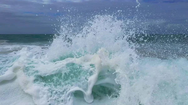 Gün Işığında Okyanus Köpüğü Mavi Arka Planı — Stok fotoğraf