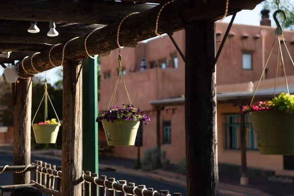 Hanging Flower Pots Front Traditional Adobe House Street — Stock Photo, Image