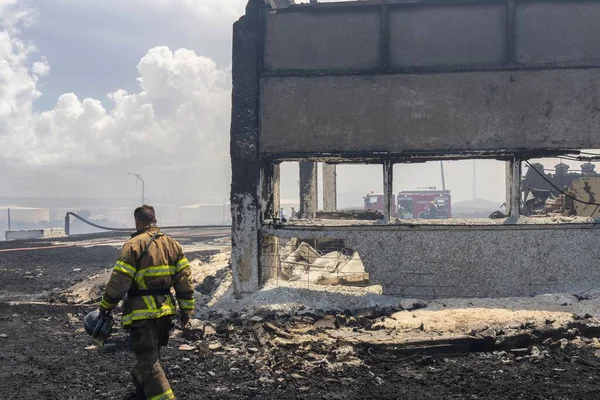 Homme Debout Dans Zone Personnel Soutien Dévasté Par Incendie Majeur — Photo