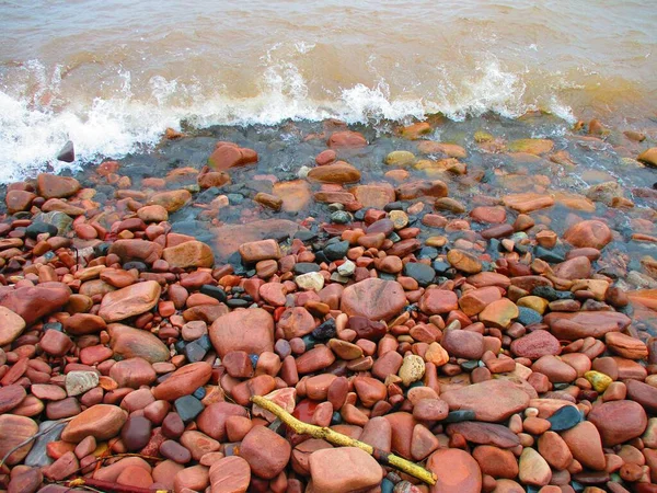 Rochas Vermelhas Forma Diferente Praia Com Ondas Mar Fundo — Fotografia de Stock